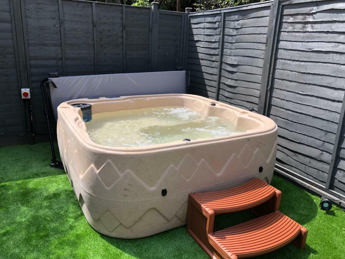 Bournemouth Hot Tub & Sauna Holiday Let المظهر الخارجي الصورة